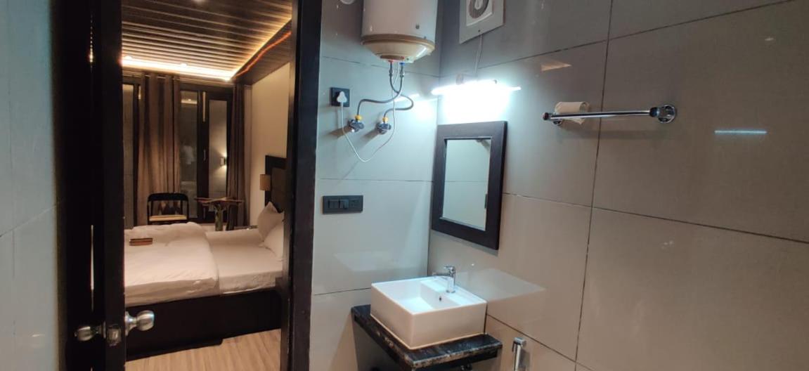 Hotel mounts with parking - Housity