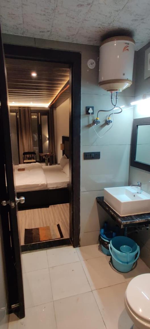 Hotel mounts with parking - Housity