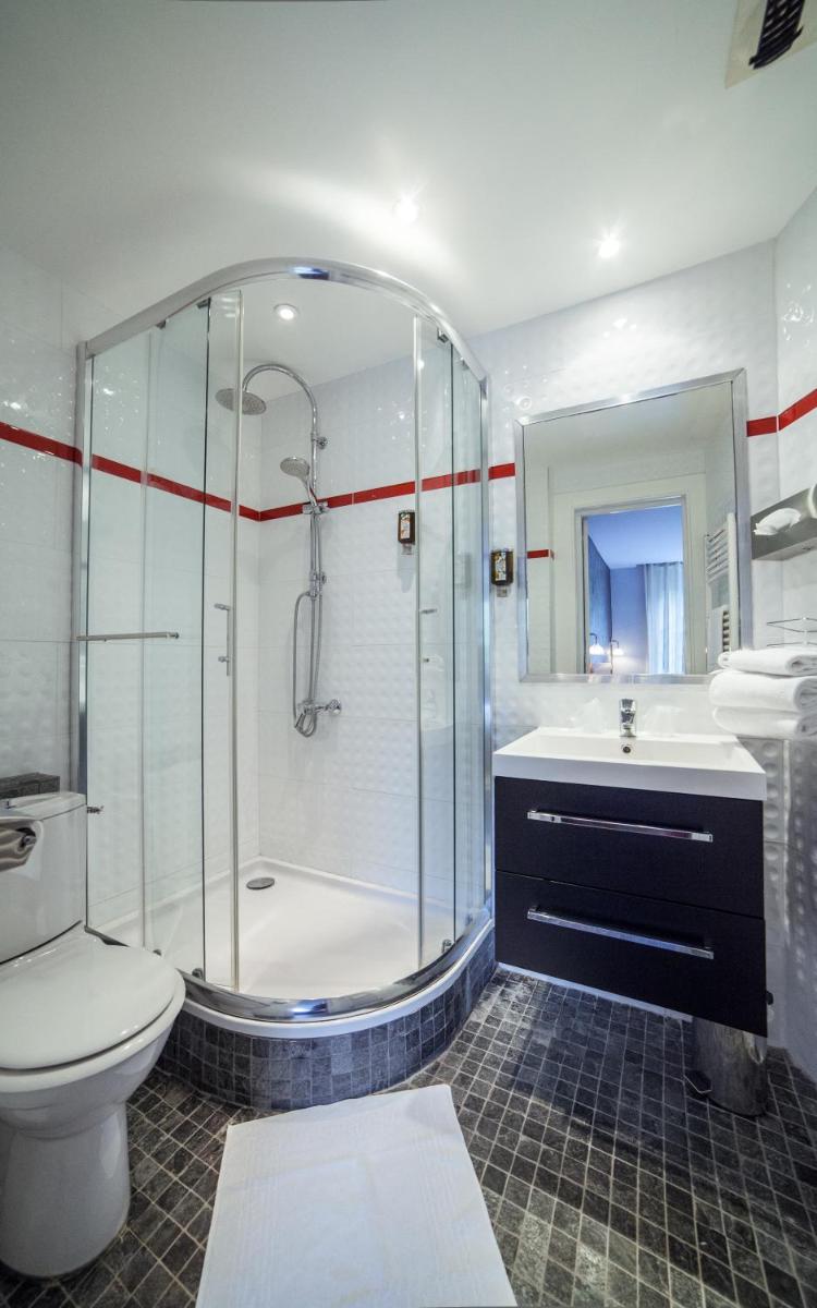 Salle de bains dans l'établissement Hôtel Beau Rivage