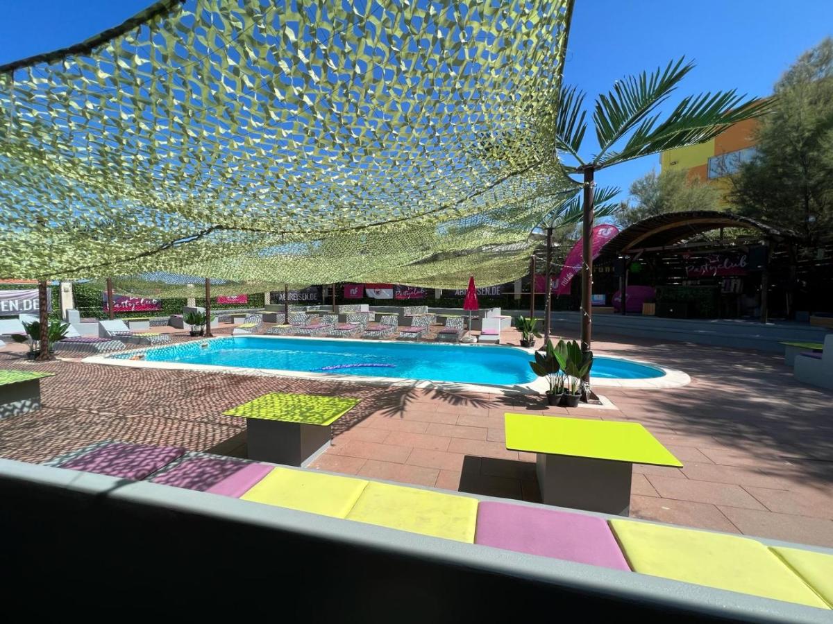 Hostel Zrće All Inclusive- ALL YOU CAN DRINK AND EAT! - Housity