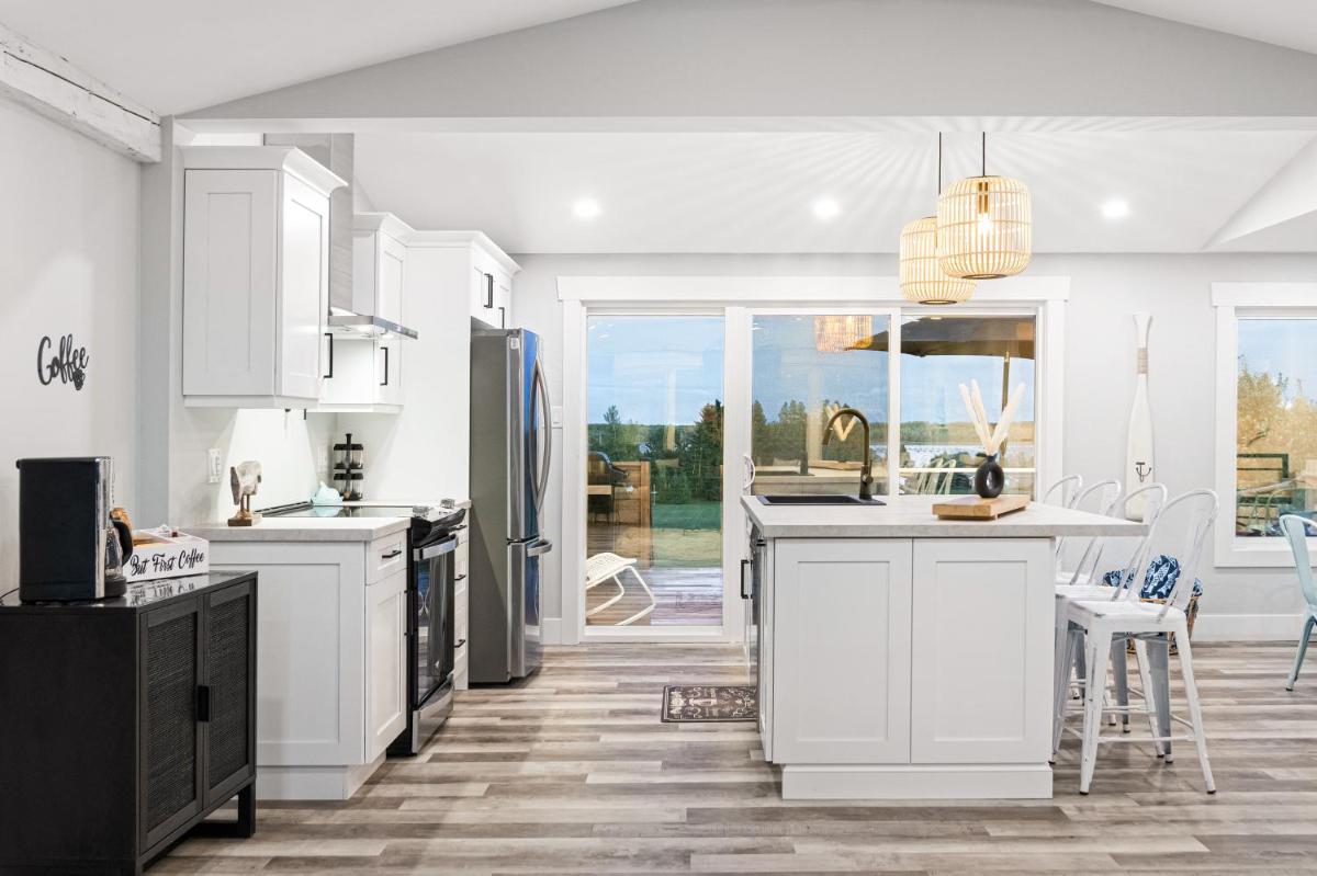 Cozy Modern Oceanview Cottage Whot Tub - Housity