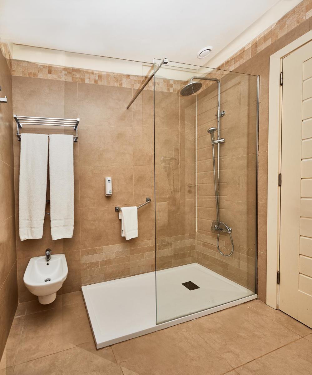un baño con ducha y WC en Kn Hotel Arenas del Mar Adults Only, en El Médano