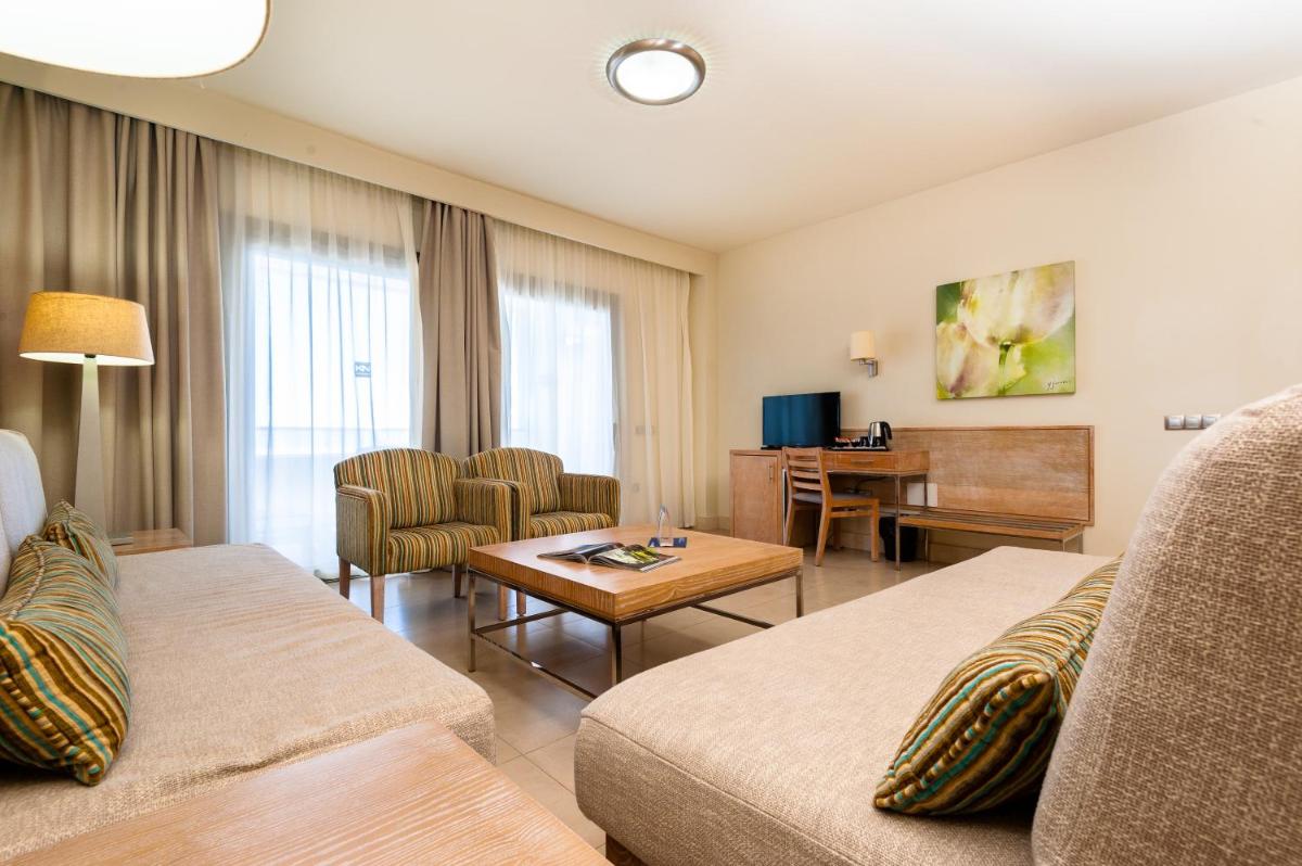 una sala de estar con un sofá y una mesa en Kn Hotel Arenas del Mar Adults Only, en El Médano