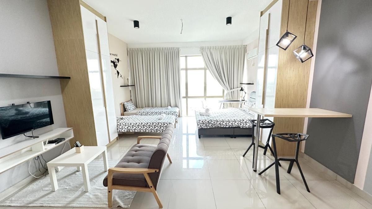 Suitetrails - Palazio Serviced Apartment in Mount Austin near Aeon IKEA Toppen HSI