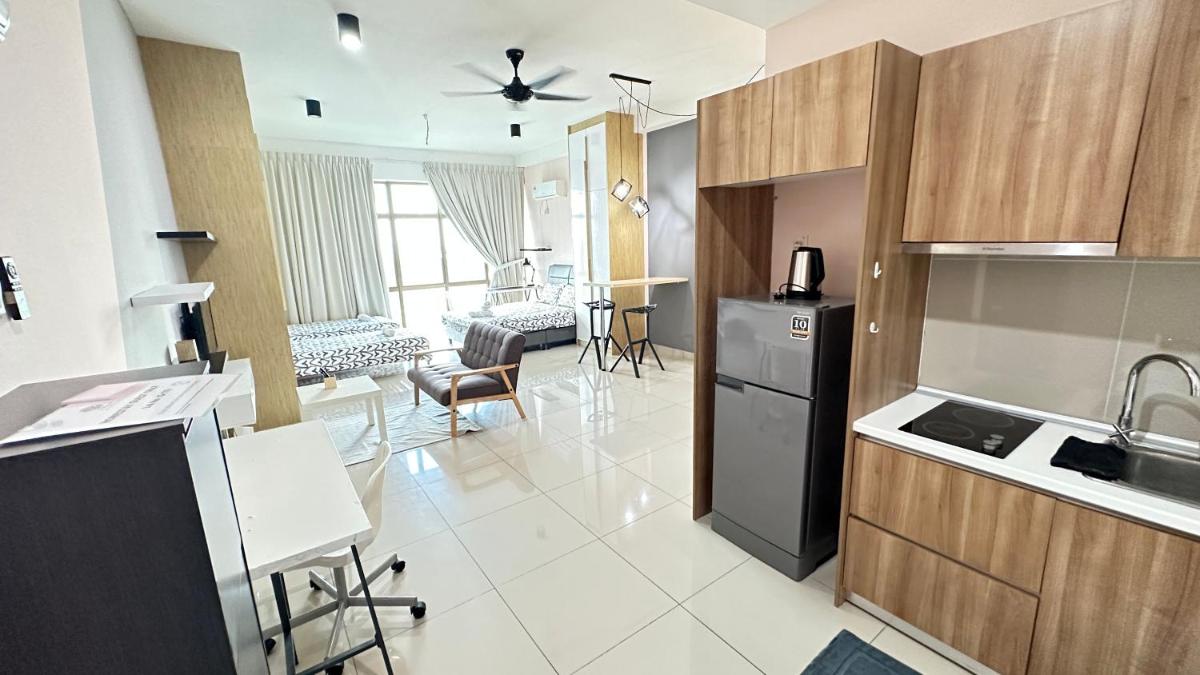 Suitetrails - Palazio Serviced Apartment in Mount Austin near Aeon IKEA Toppen HSI