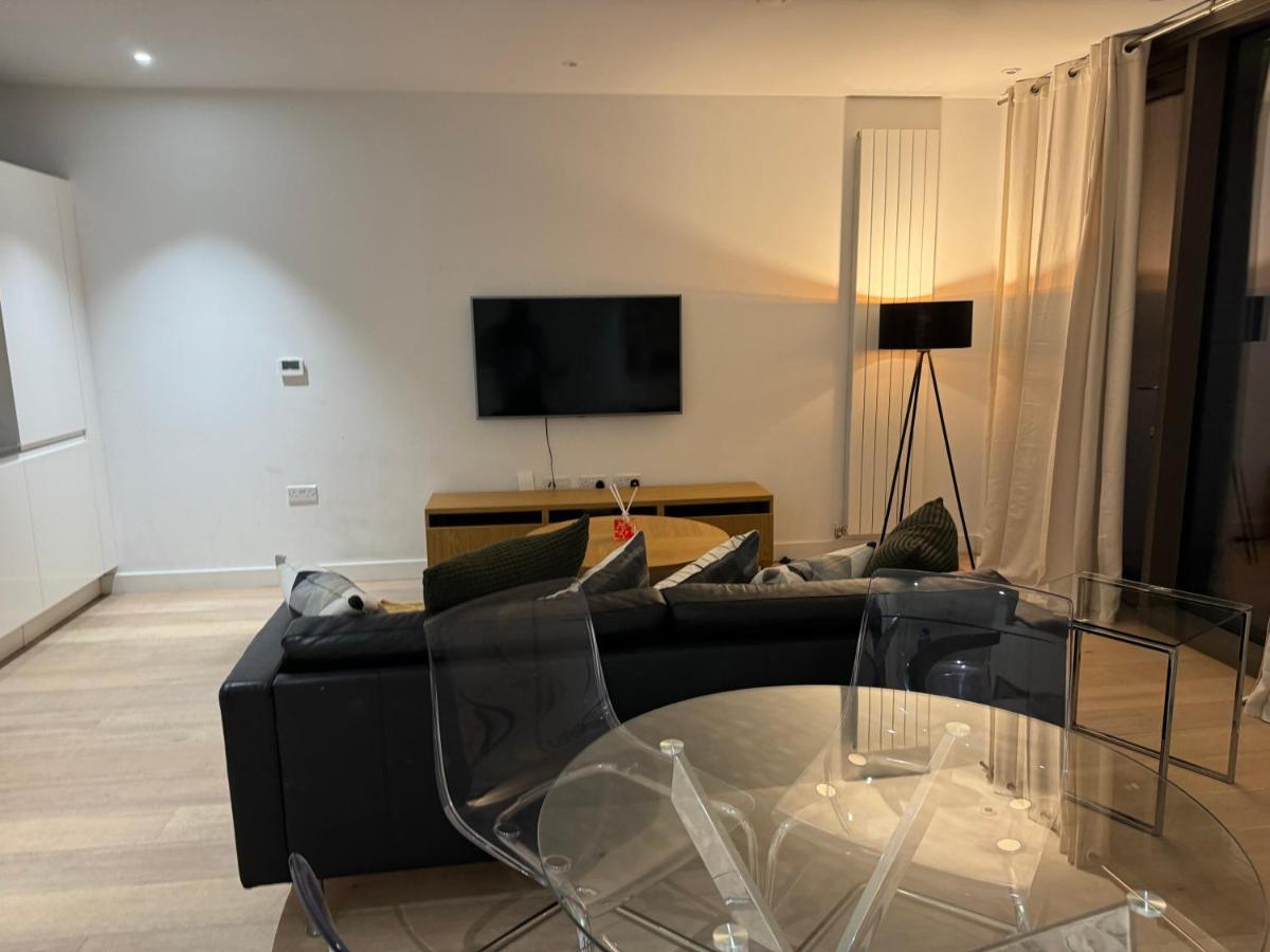 DOCKLANDS STUNNING 2 BED APARTMENT London - Housity