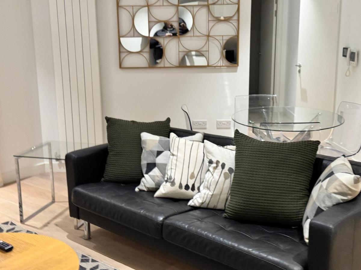 DOCKLANDS STUNNING 2 BED APARTMENT London - Housity