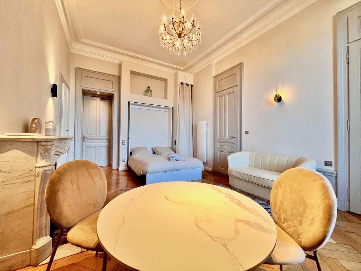 Appartement bourgeois avec terrasse et vue lac - Housity
