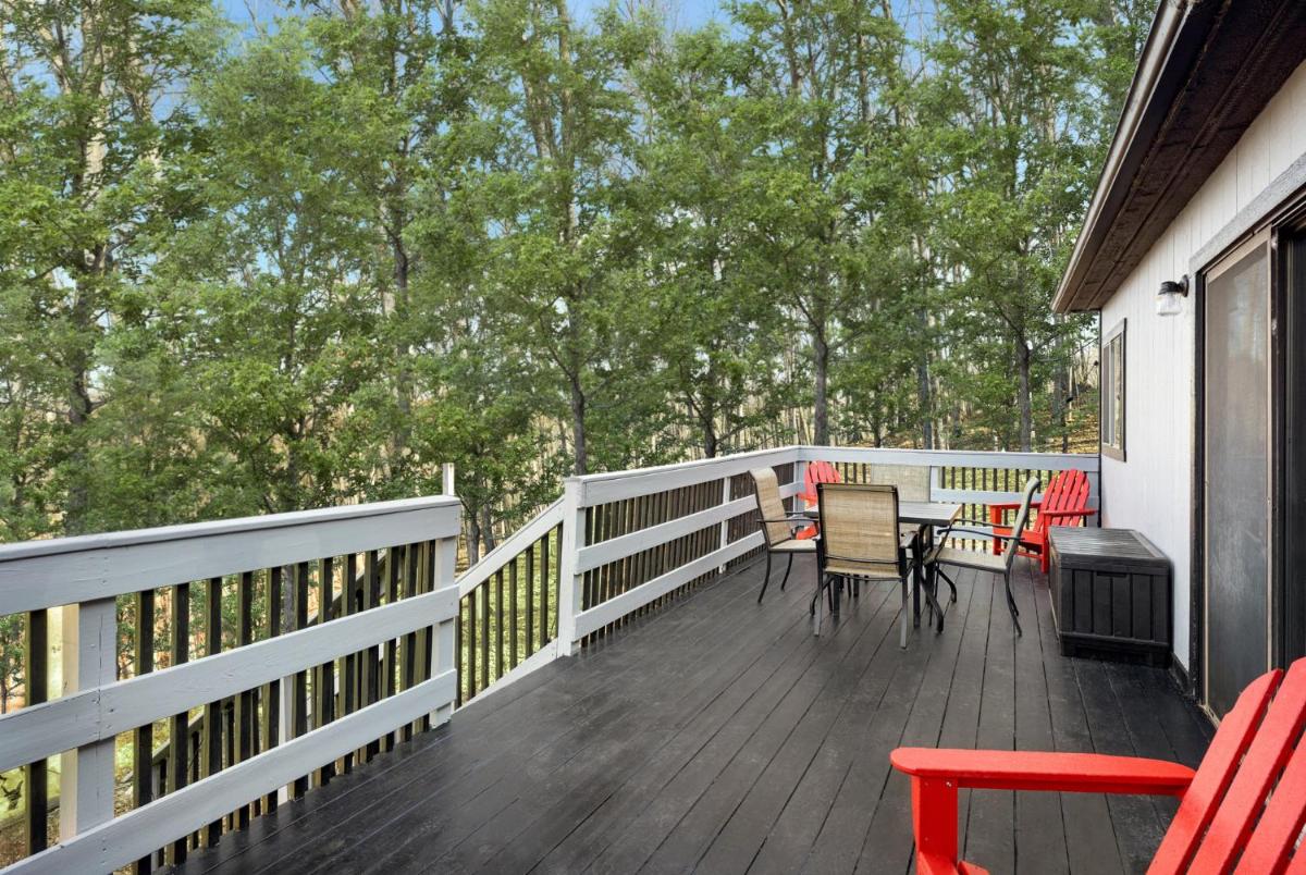 Secluded w Fireplace, Deck, Fire Pit, Grill & WiFi - Housity