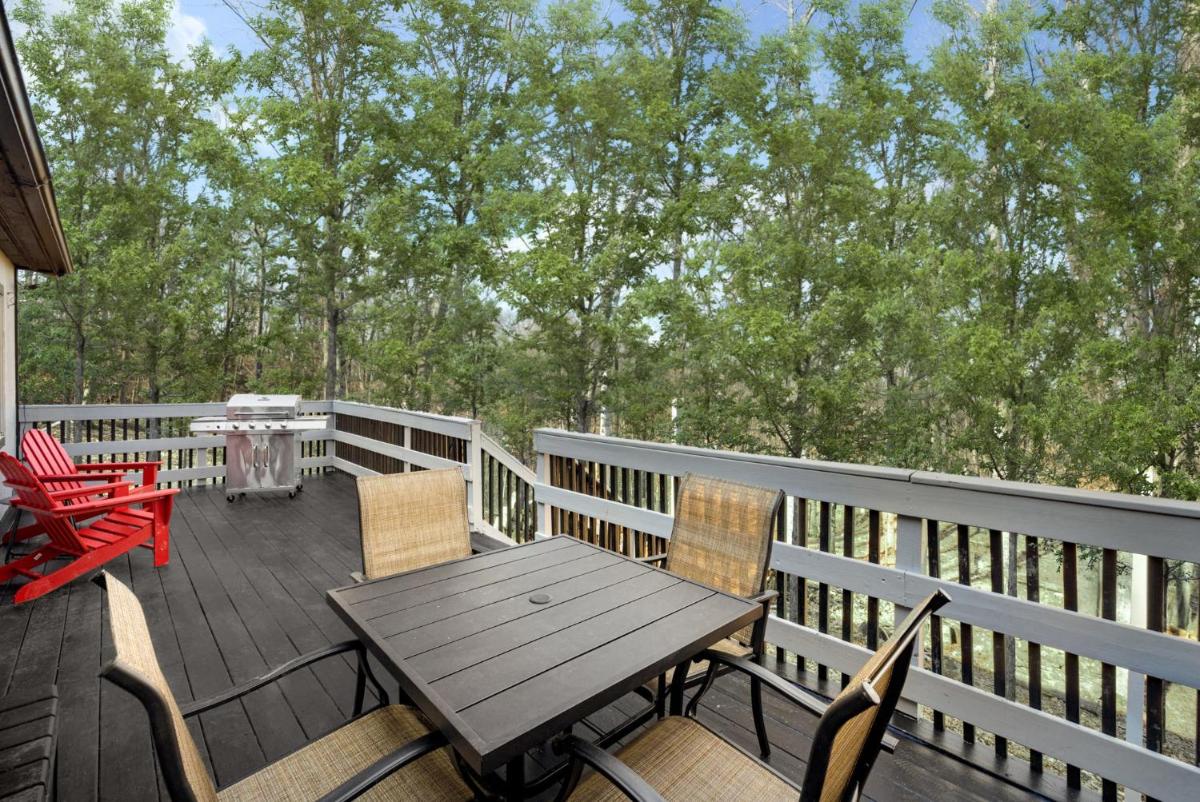 Secluded w Fireplace, Deck, Fire Pit, Grill & WiFi - Housity