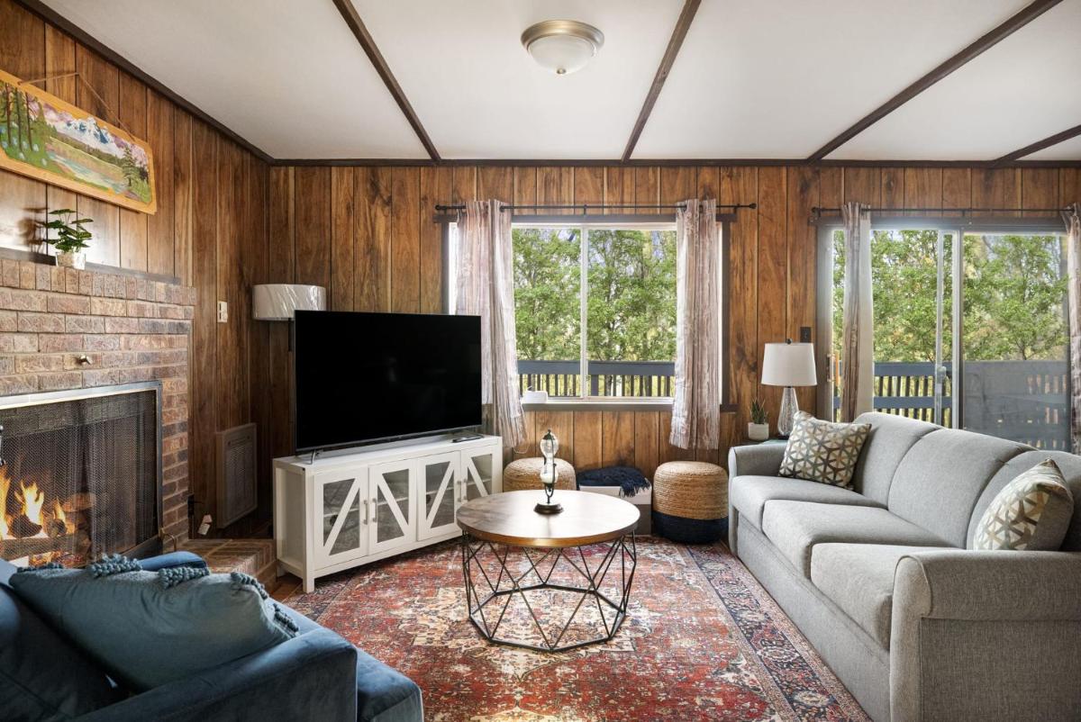 Secluded w Fireplace, Deck, Fire Pit, Grill & WiFi - Housity
