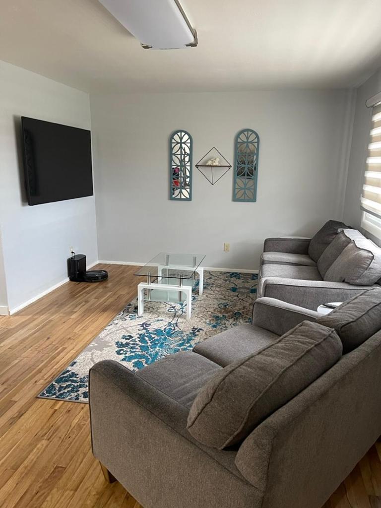 Charming 2-Bedroom House for a Peaceful Getaway - Housity