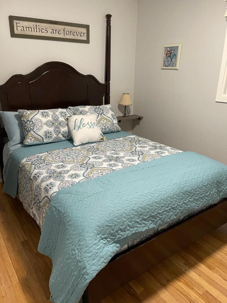 Charming 2-Bedroom House for a Peaceful Getaway - Housity