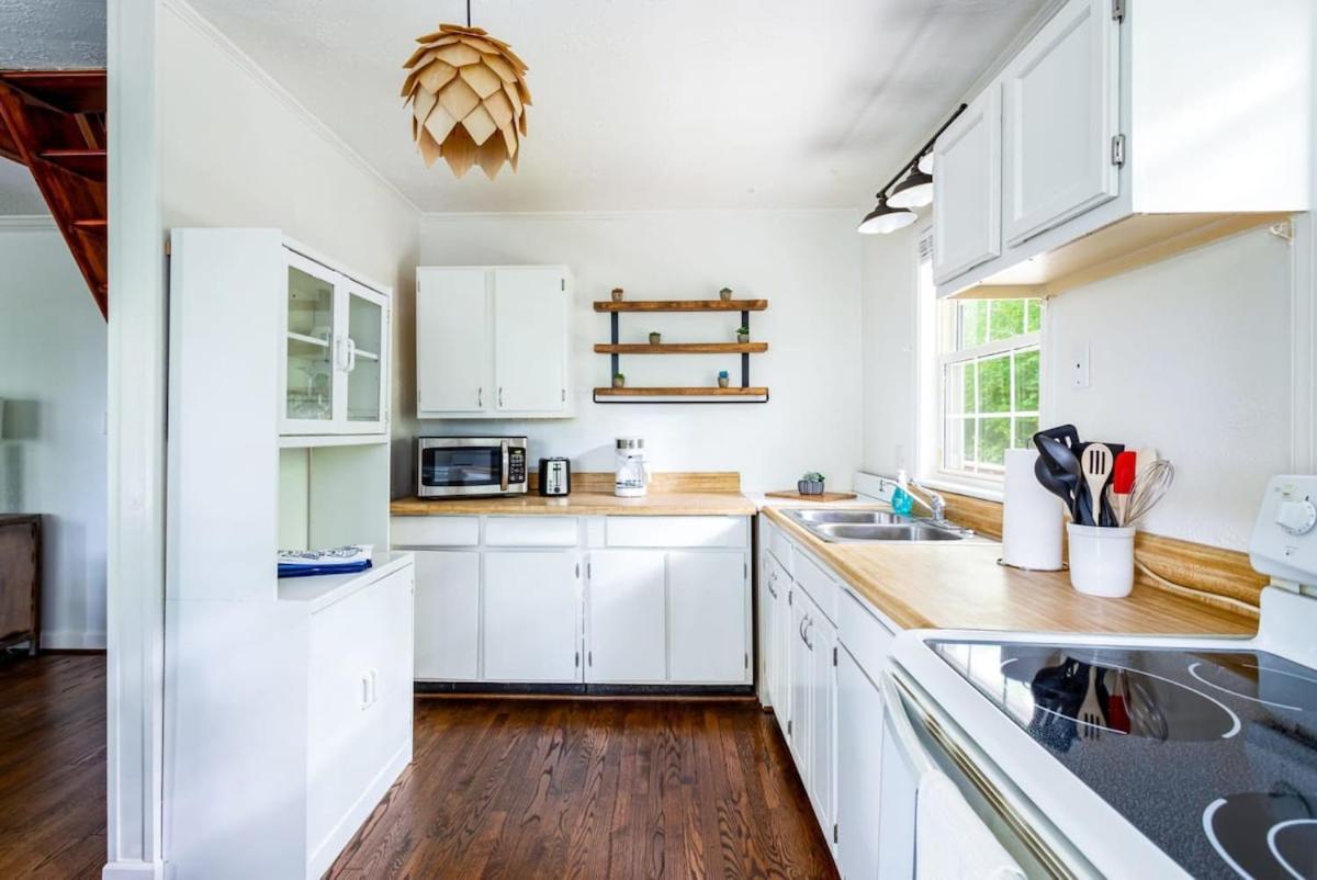 Cozy Cottage w Hot Tub, Fire Pit, WiFi & Sunroom! - Housity