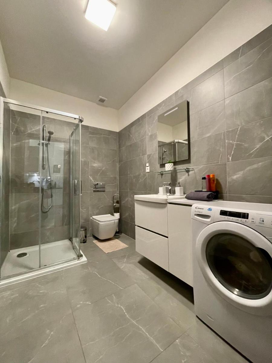 NEW, BEAUTIFUL APT WITH PARKING IN BEST LOCATION! - Housity