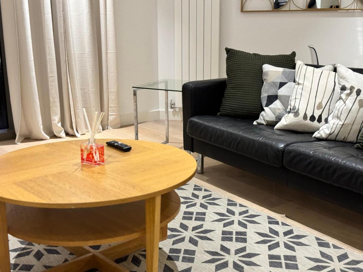 DOCKLANDS STUNNING 2 BED APARTMENT London - Housity