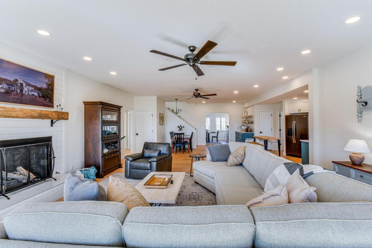 Lake Hartwell Home with Dock and Fire Pit! - Housity