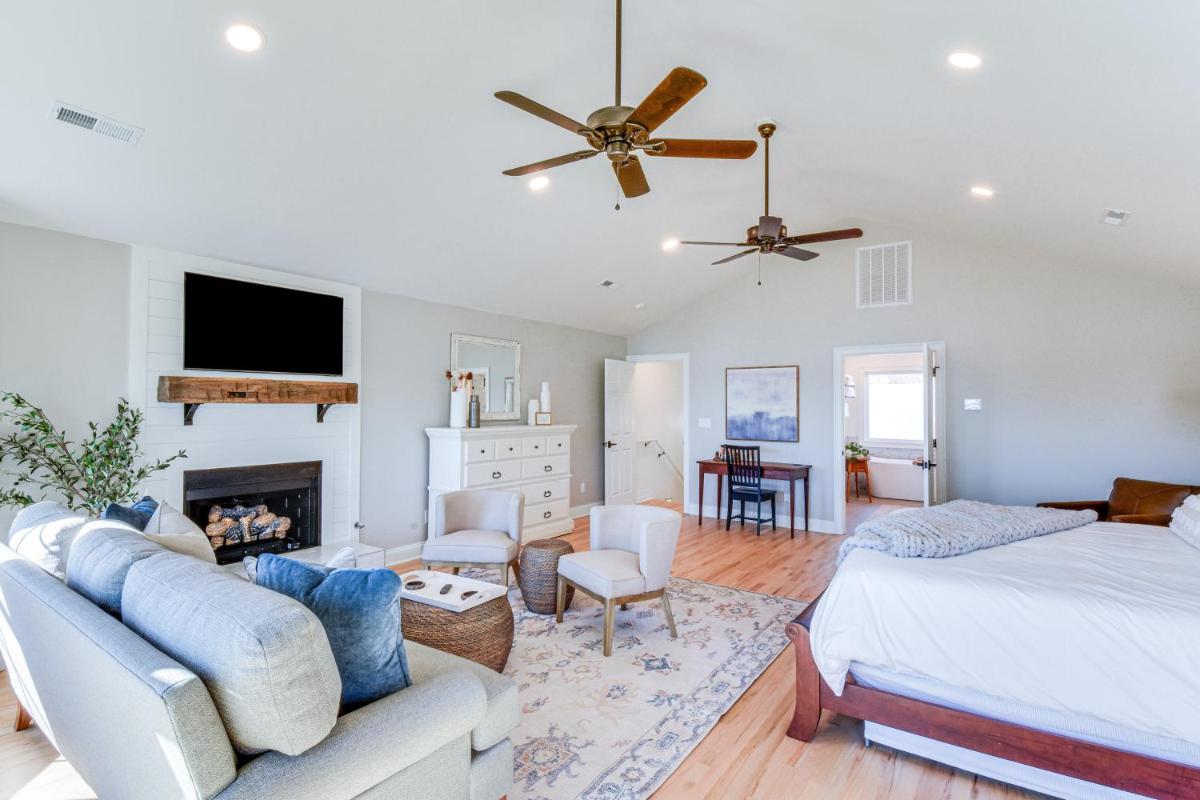 Lake Hartwell Home with Dock and Fire Pit! - Housity