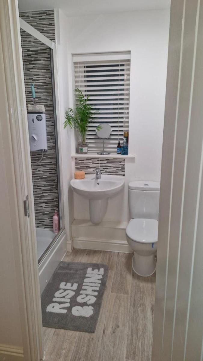 The Lancers - Double bedroom with onsuite, free parking, free high speed WiFi modern property close to channel tunnel, transport links - Easy reach to beach - Housity