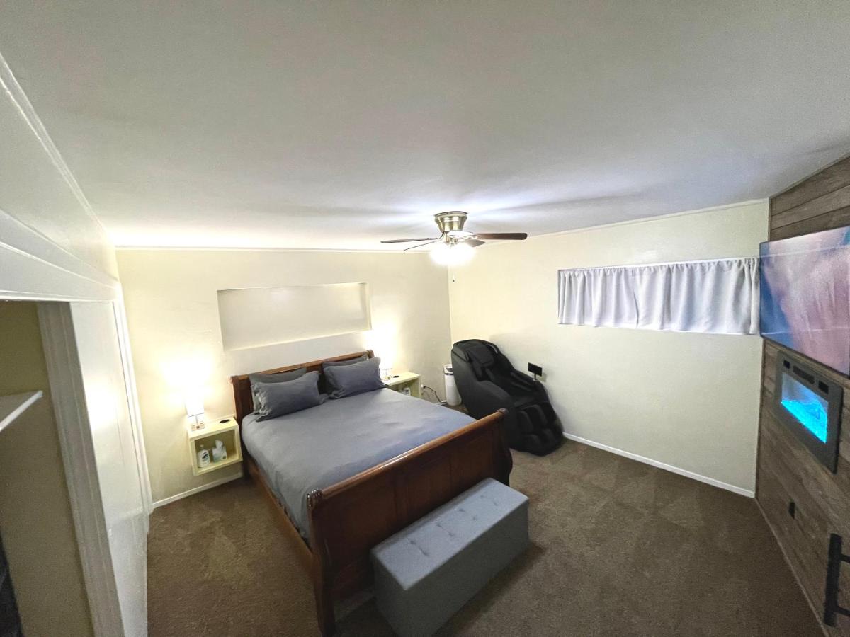 BnB 3bedroom 2bath 3Mins to Fort Bliss or ELPAirport PetsOK Washer Dryer - Housity