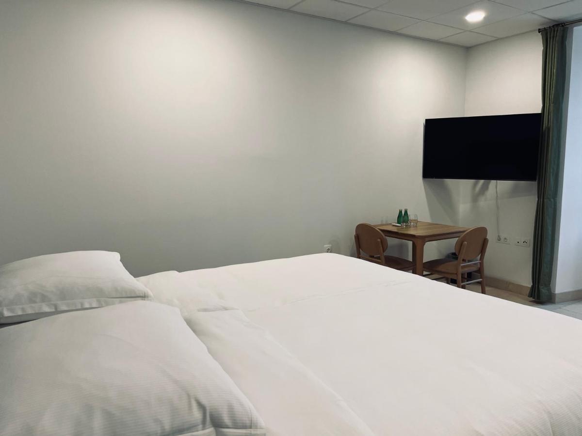 Un ou plusieurs lits dans un hébergement de l'établissement Château Lecusse - La Grande Roche - Hôtel, Spa, Boutique & Restaurant