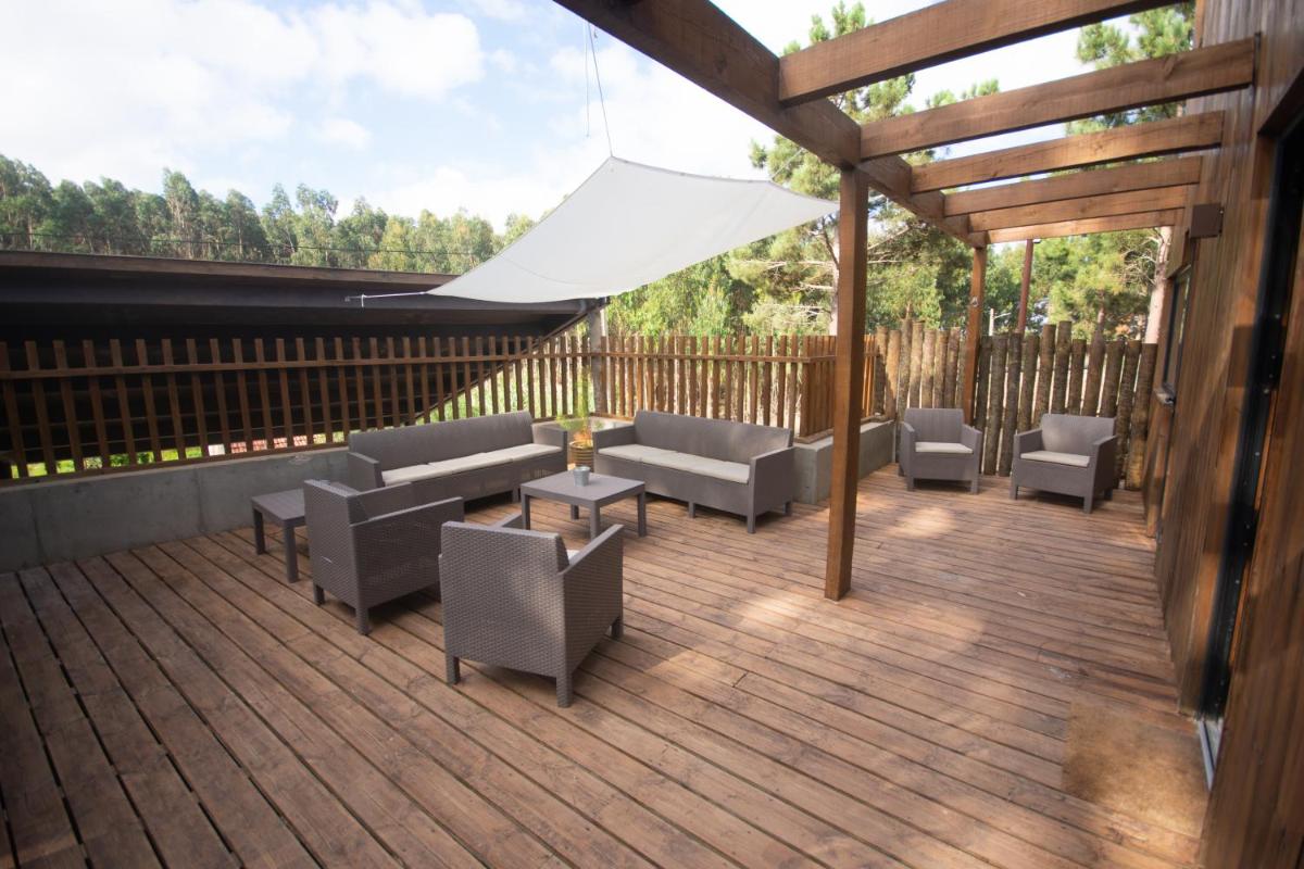 Uma área de estar em Bukubaki Eco Surf