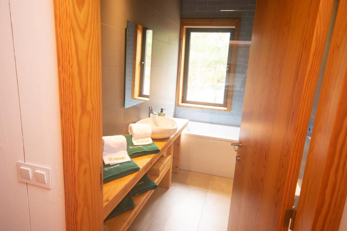 Uma cama ou camas num quarto em Bukubaki Eco Surf