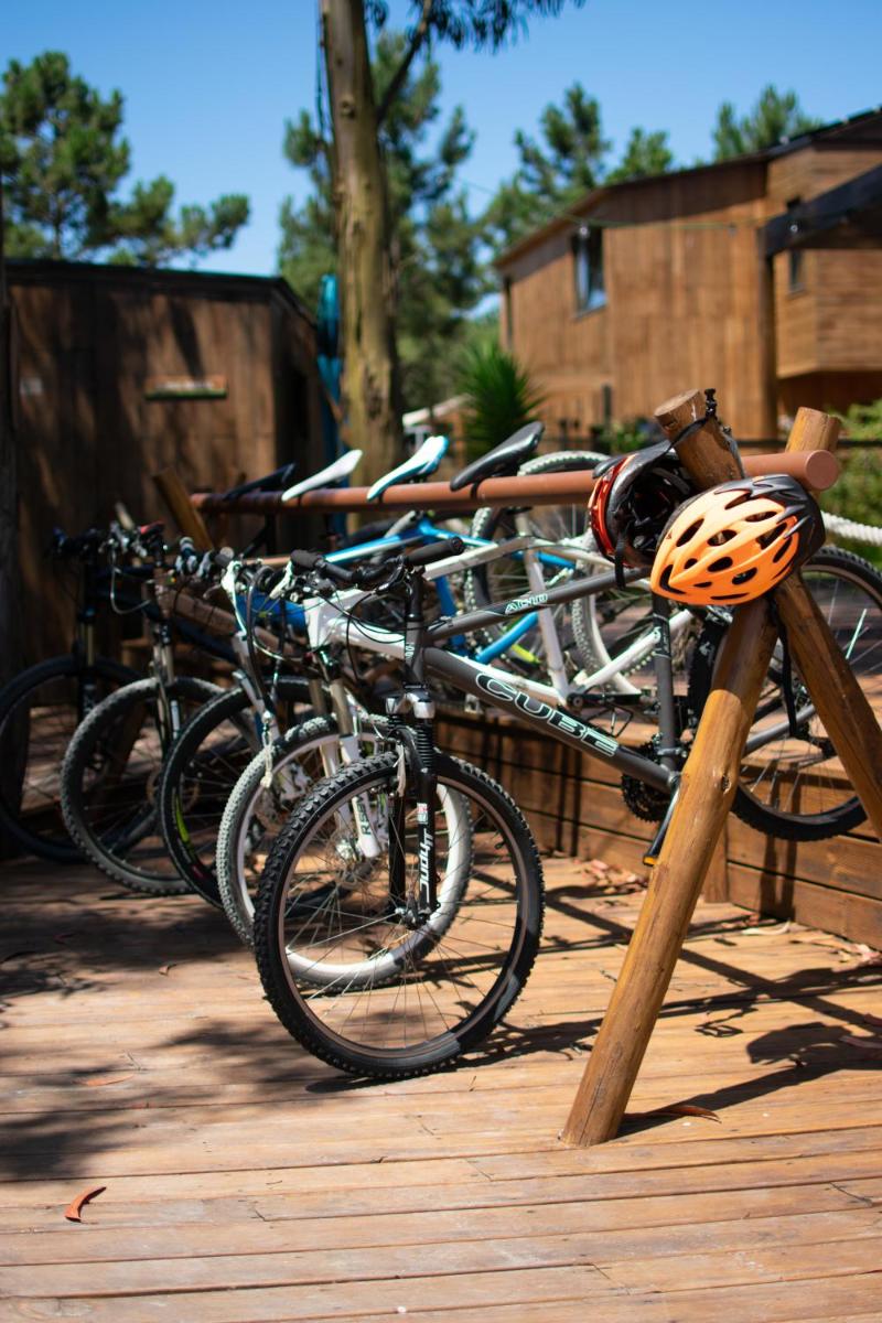 Andar de bicicleta em Bukubaki Eco Surf ou nos arredores