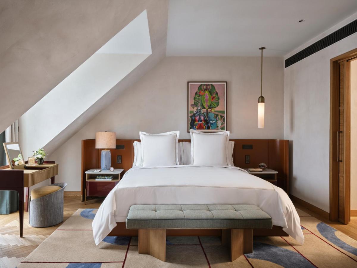 Ein Bett oder Betten in einem Zimmer der Unterkunft Rosewood Munich