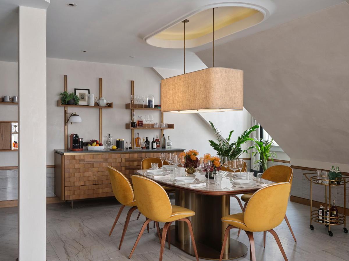 Ein Restaurant oder anderes Speiselokal in der Unterkunft Rosewood Munich
