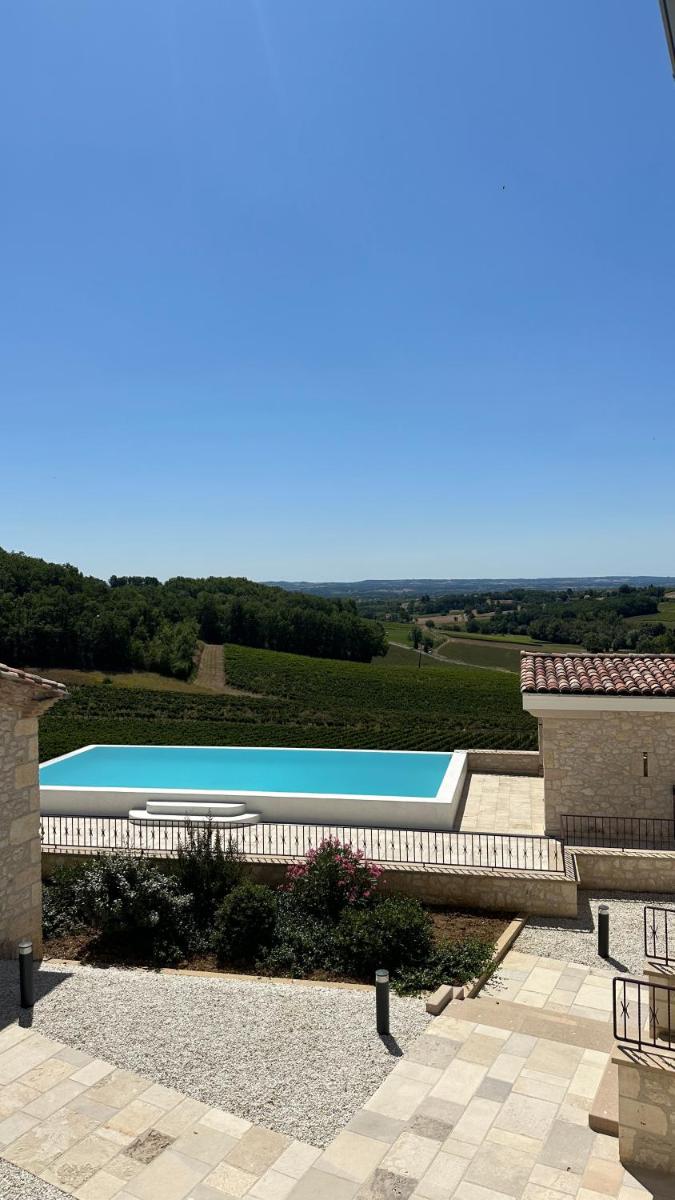 Piscine de l'établissement Château Lecusse - La Grande Roche - Hôtel, Spa, Boutique & Restaurant ou située à proximité