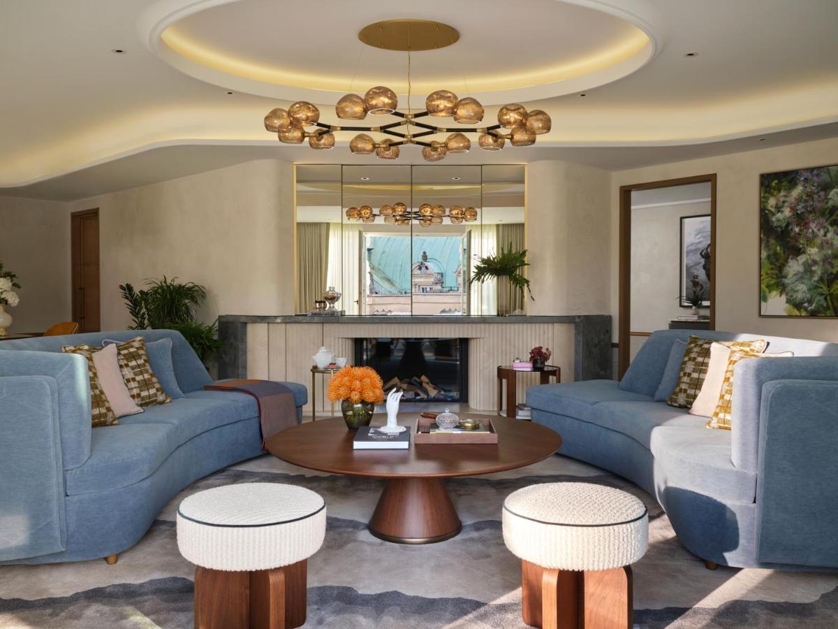 Ein Sitzbereich in der Unterkunft Rosewood Munich