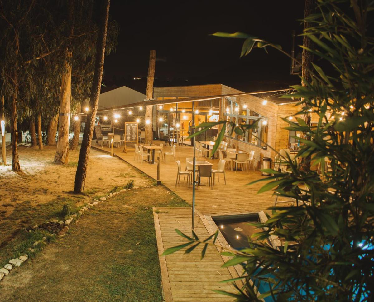 Um jardim no exterior de Bukubaki Eco Surf