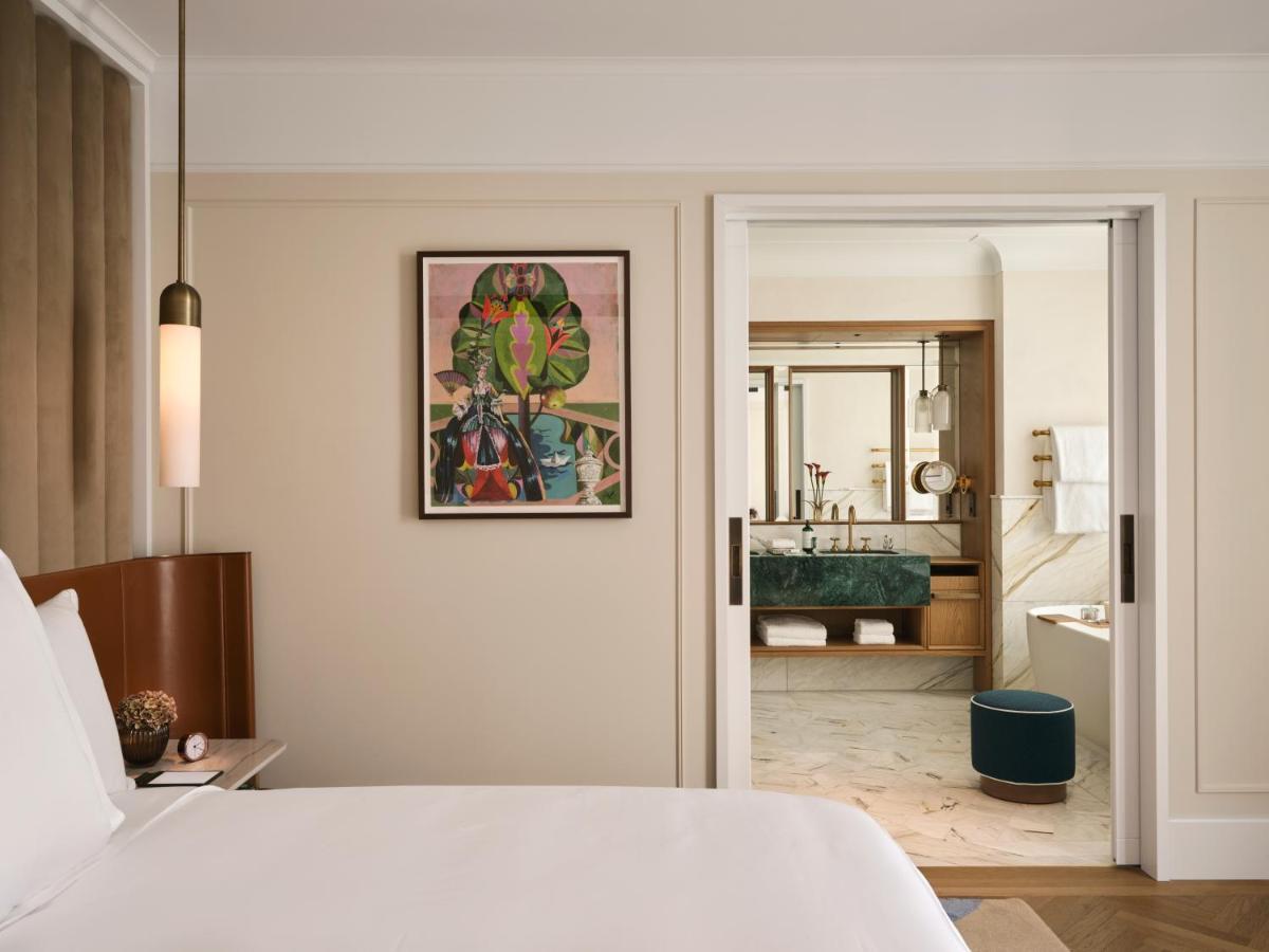 Ein Bett oder Betten in einem Zimmer der Unterkunft Rosewood Munich