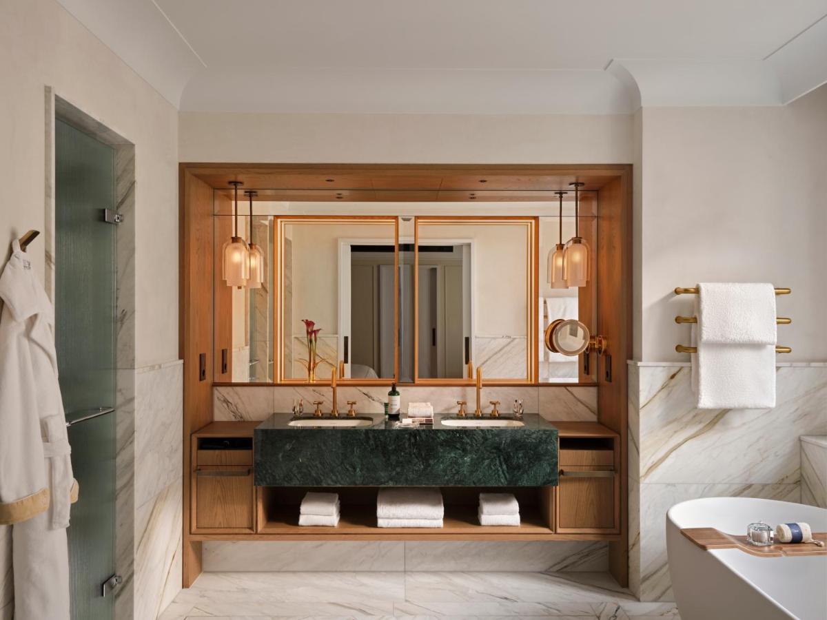 Ein Badezimmer in der Unterkunft Rosewood Munich