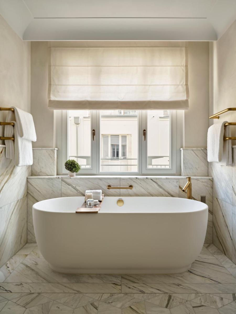 Ein Bett oder Betten in einem Zimmer der Unterkunft Rosewood Munich