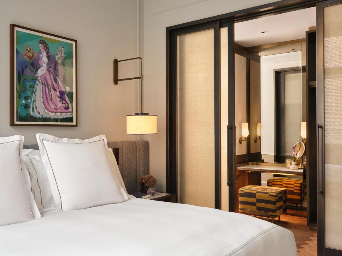 Ein Bett oder Betten in einem Zimmer der Unterkunft Rosewood Munich