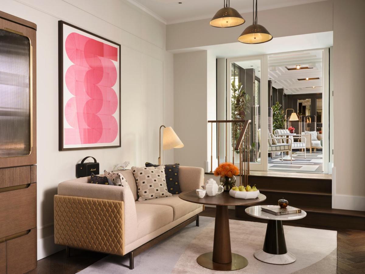 Ein Sitzbereich in der Unterkunft Rosewood Munich