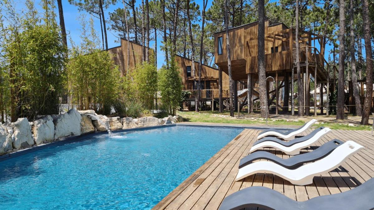 uma piscina com duas espreguiçadeiras em frente a uma casa em Bukubaki Eco Surf em Ferrel