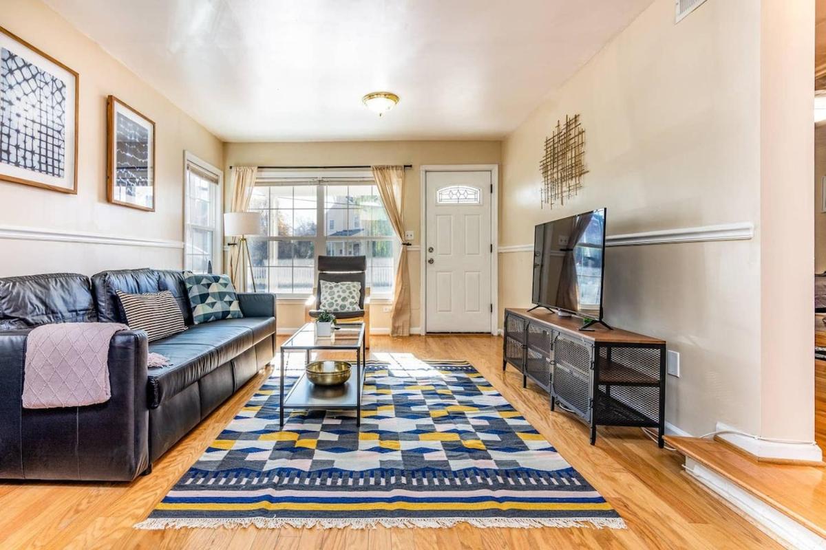 Cozy House 10min to Monuments! 10min to DC by CozySuites - Housity