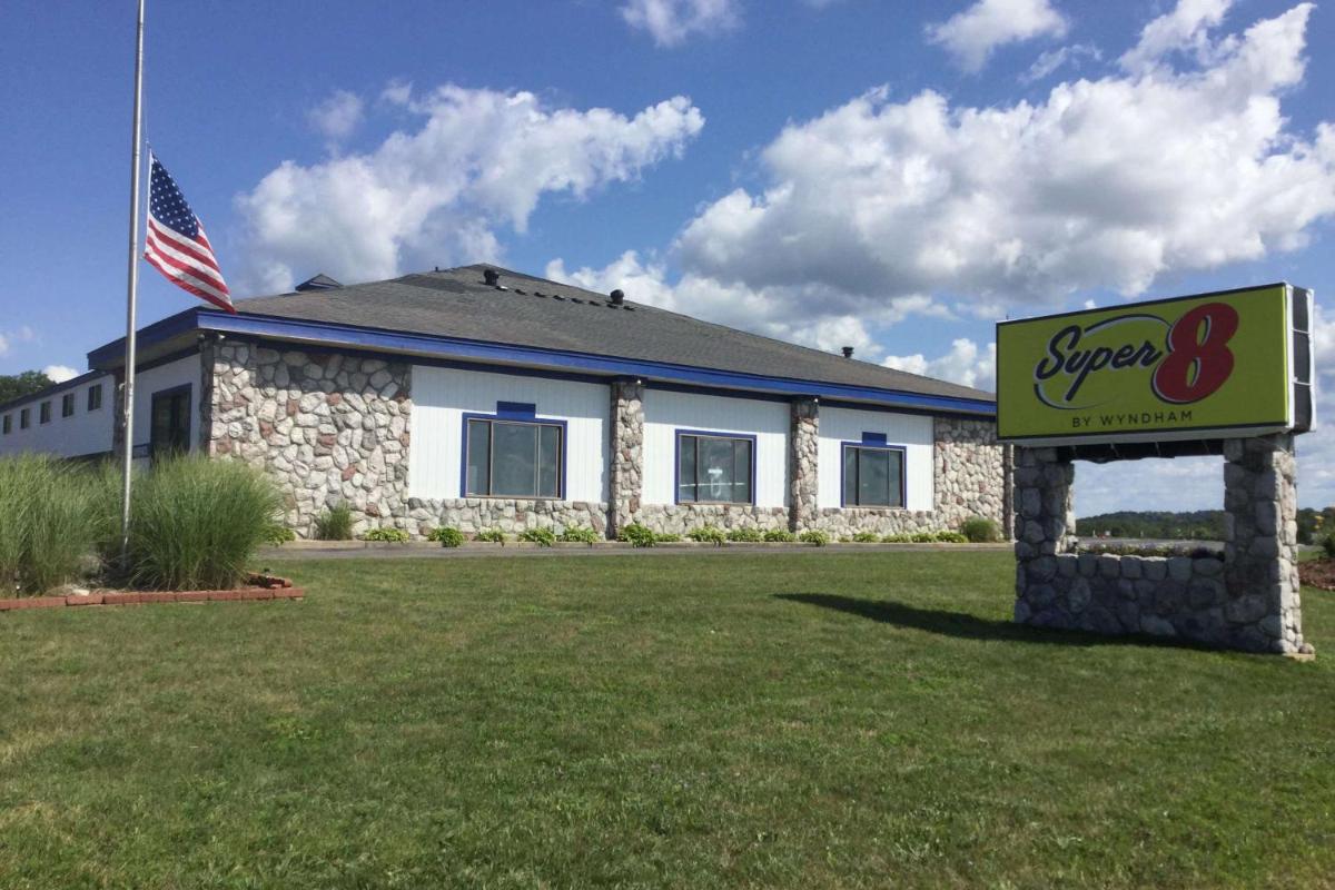 Super 8 by Wyndham Petoskey - Housity