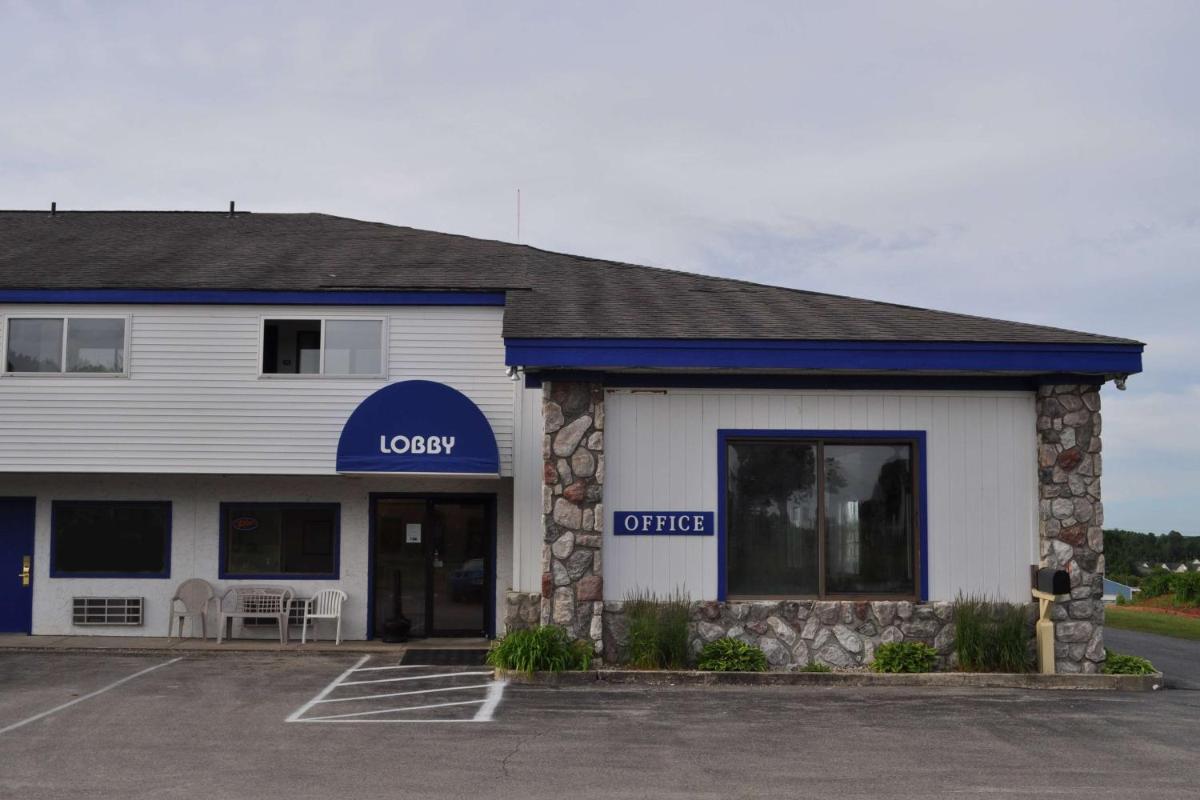 Super 8 by Wyndham Petoskey - Housity