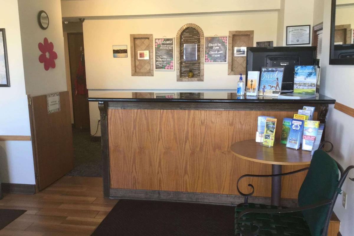 Super 8 by Wyndham Petoskey - Housity
