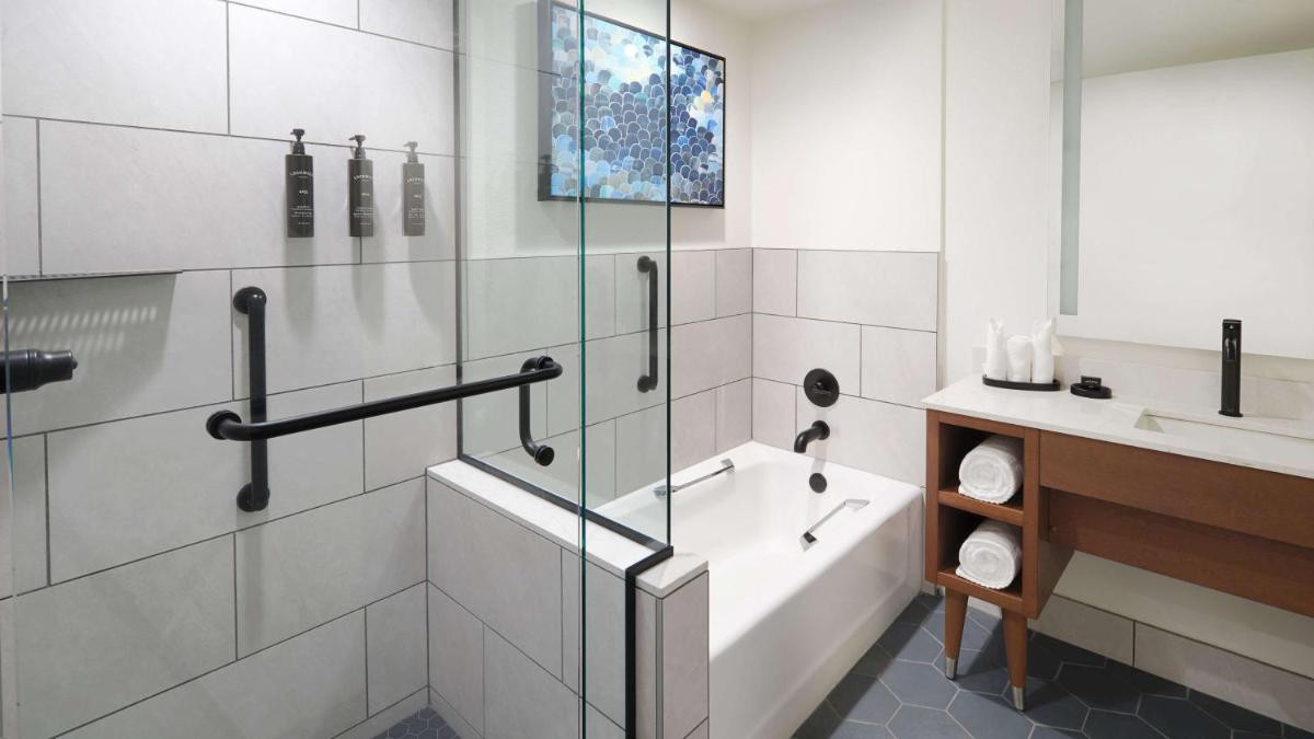 River's Edge Hotel Portland, Tapestry Collection by Hilton - Housity