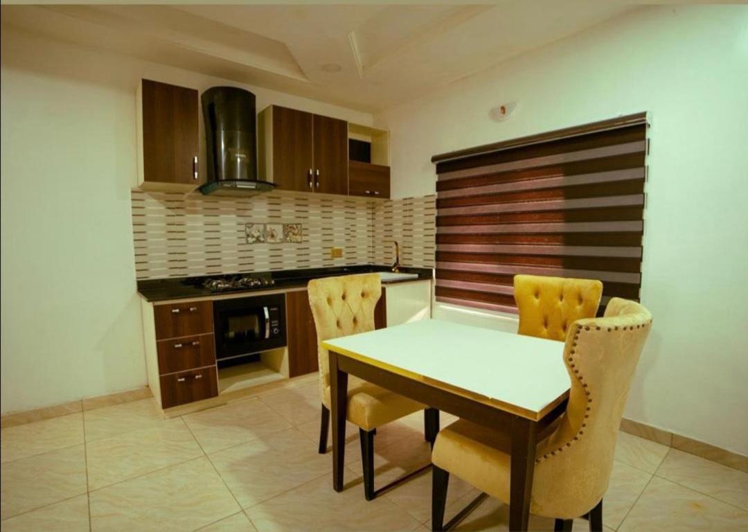Suitetrails - LUXURY 1 BEDROOM SHORTLET APARTMENT
