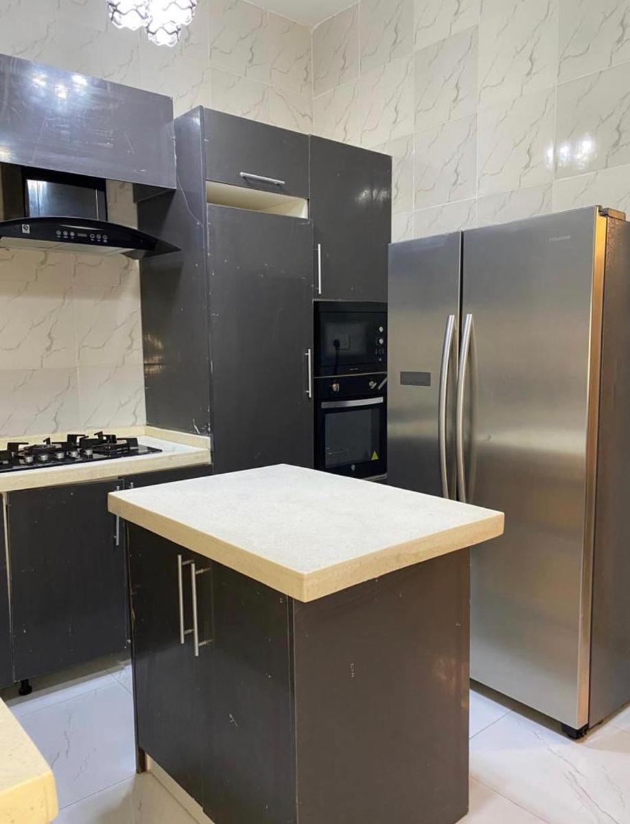 Suitetrails - LUXURY 1 BEDROOM SHORTLET APARTMENT