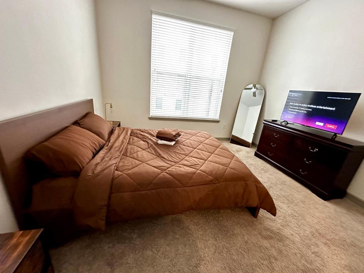 Downtown Houston Cozy Queen Suite - Housity