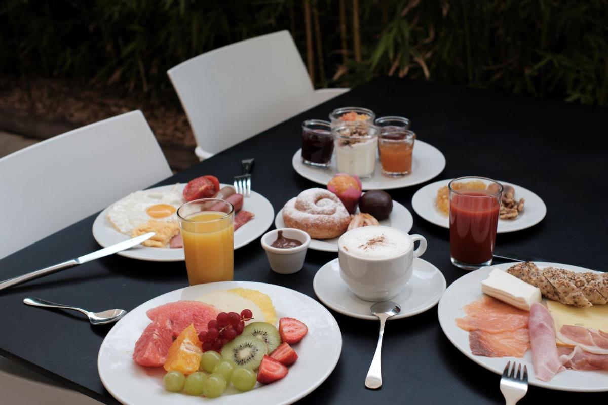 Comida en o cerca de este apartahotel
