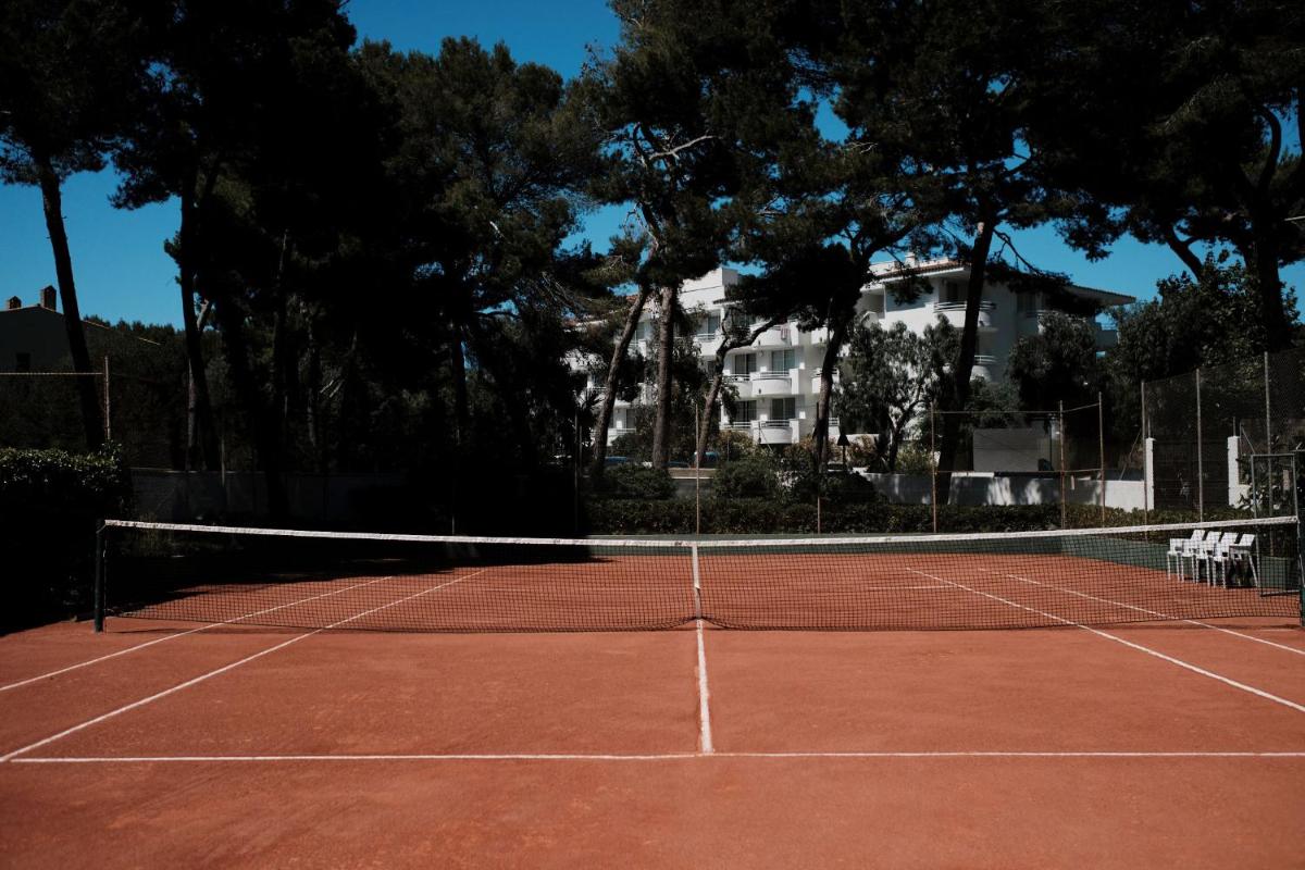 Instalaciones para jugar a tenis o squash en Prinsotel La Pineda o alrededores