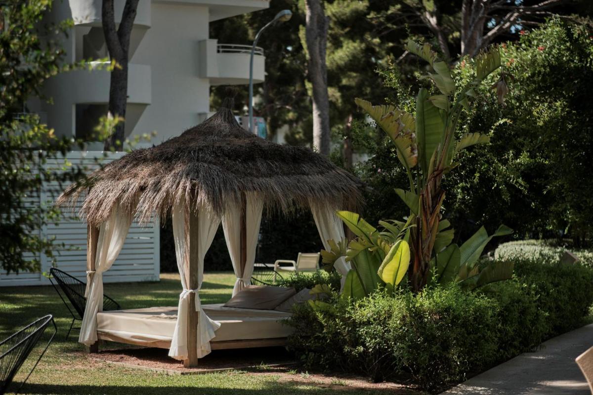 Jardín al aire libre en Prinsotel La Pineda